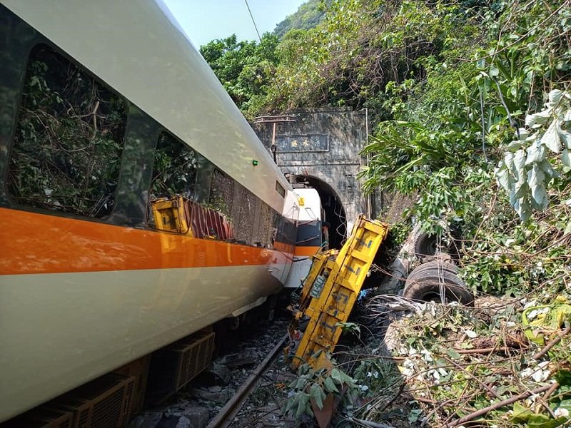Най-малко 54 загинали при влаковата катастрофа в Тайван
