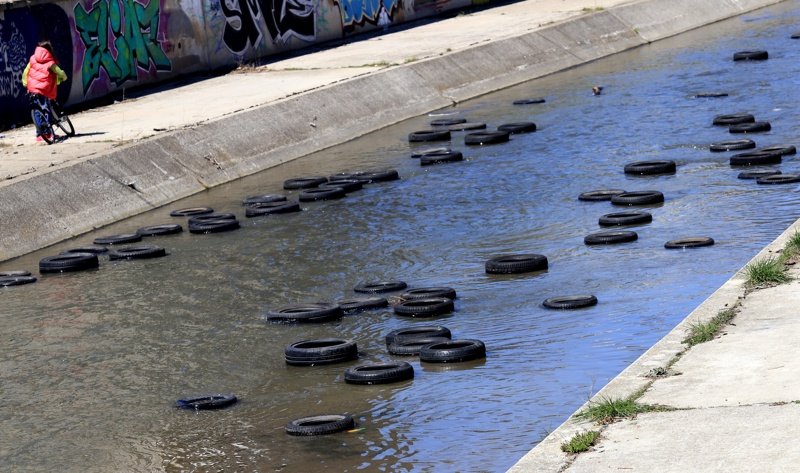 75 стари гуми плуват в река "Слатинска" в София