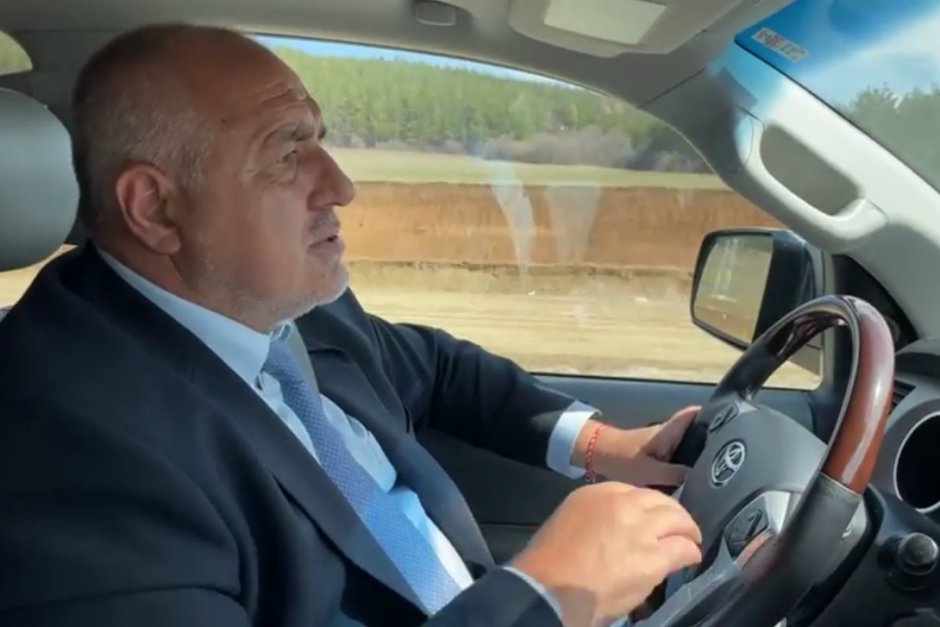 Борисов: Карам си сам джипа, а Радев се вози в бронирани мерцедеси (видео)