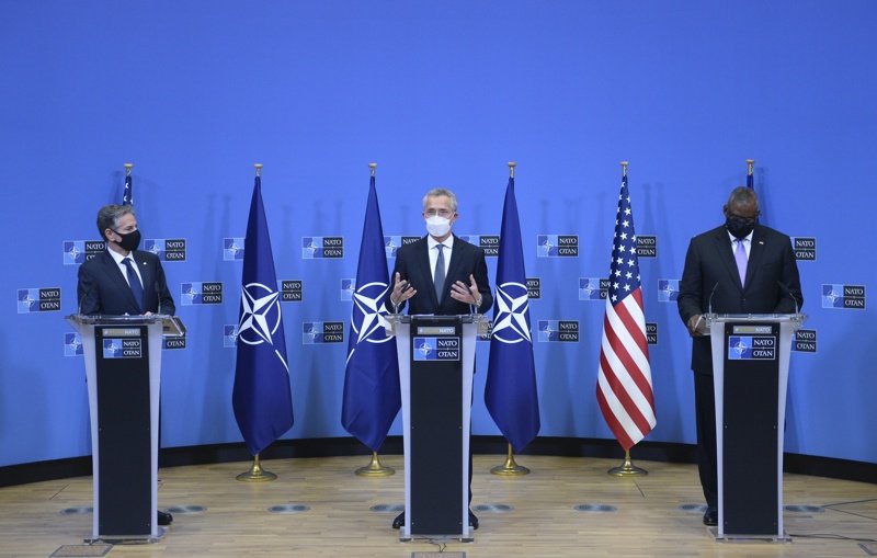 Йенс Столтенберг (в средата) заедно с държавния секретар и военния министър на САЩ Антъни Блинкън (ляво) и Лойд Остин по време на пресконференцията им в Брюксел
