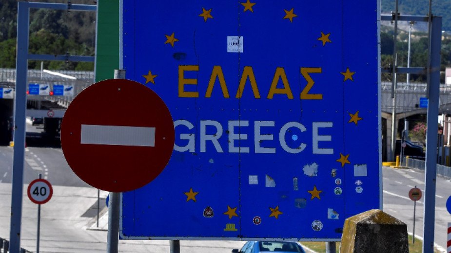 Магазините в Гърция отварят, но не навсякъде