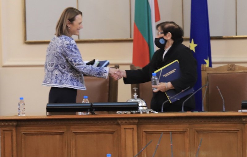 Ива Митева (ляво) поема председателството от Мика Зайкова. Сн. БГНЕС