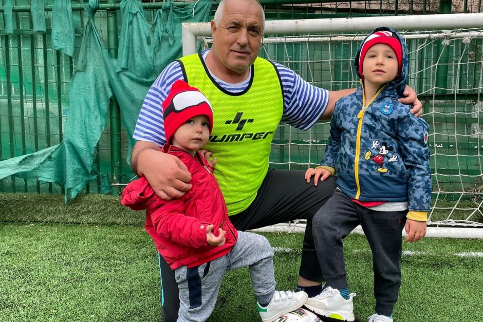 Отпускарят Борисов рита футбол с внучетата: Играта ни върви!