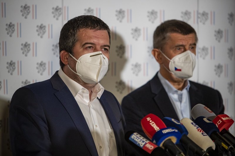 Изпълняващият длъжността външен министър на Чехия Ян Хамачек и премиерът Андрей Бабиш обявяват разкритията си за руските шпиони. Снимка: ЕПА/БГНЕС