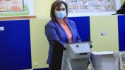 Корнелия Нинова гласува машинно