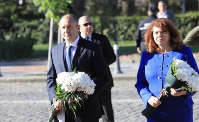 Радев и Йотова пред паметника на Незнайния воин, сн. БГНЕС