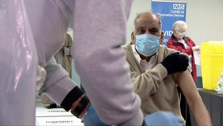 Хората над 50 години във Великобритания ще могат да се имунизират с трета доза