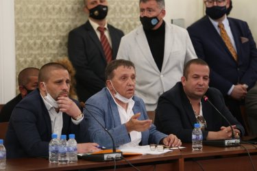 Иван Ангелов и Станислав Илчовски (в дясно) говорят пред депутатите. Сн. БГНЕС
