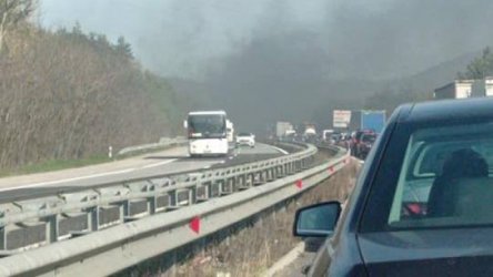 Километрично задръстване на магистрала "Тракия" заради запалил се автомобил