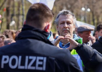 Ръст на заразените с коронавирус в Германия и протести срещу новите мерки