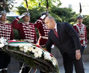 Президентът Румен Радев полага цветя на Паметника на незнайния воин