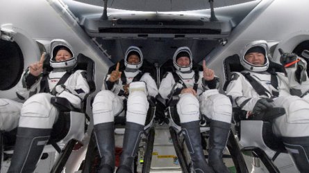 Четирима астронавти се завърнаха от МКС