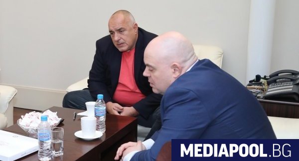 Последната година минава под знака на съмнително утихналия главен прокурор