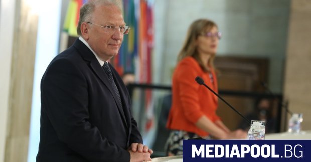 Досегашният министър на външните работи Екатерина Захариева и новият външен