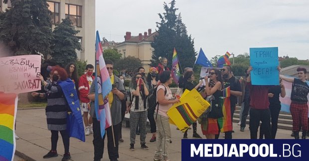 Димки краставици яйца и пластмасови бутилки с вода полетяха към