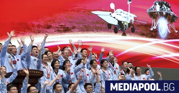 Безпилотен китайски космически апарат се приземи успешно на повърхността на