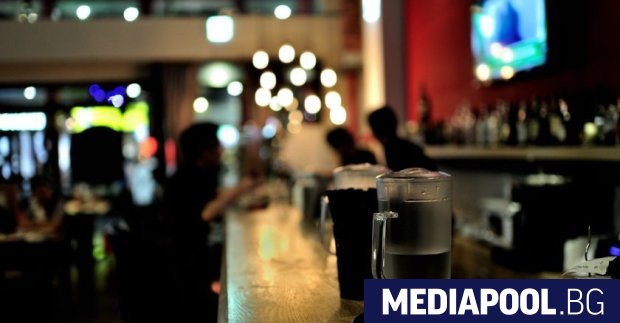 Дискотеки и барове отново отварят врати днес след като не