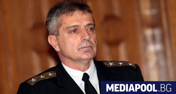 Началникът на отбраната адмирал Емил Ефтимов предупреди че пред държавата
