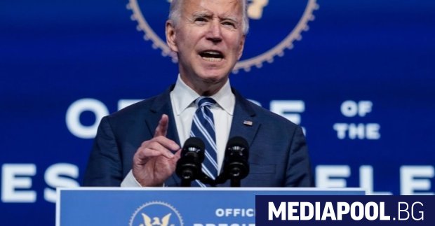 Демокрацията е във въжетата но президентът Байдън настоява че е