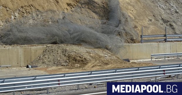 Срути се скат на новостроящия се участък на магистрала Струма