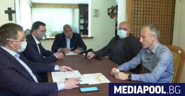 На работно съвещание с членове на кабинета в дома си