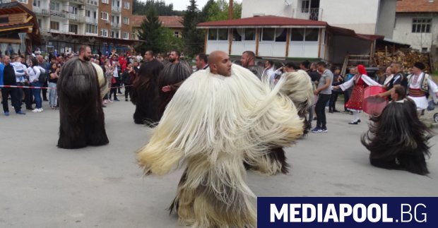 Кукери изгониха злото на Великден от разложкото село Елешница По