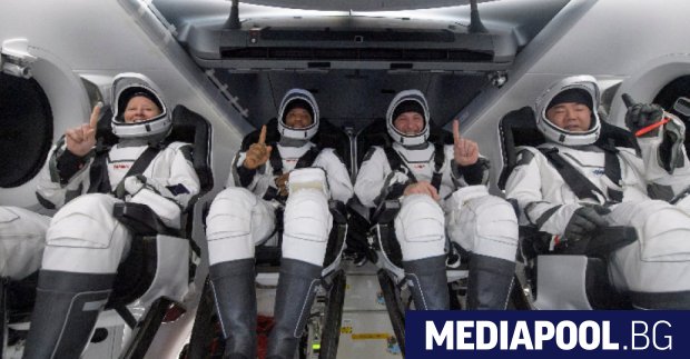 Американската компания СпейсЕкс върна успешно днес на Земята четирима астронавти