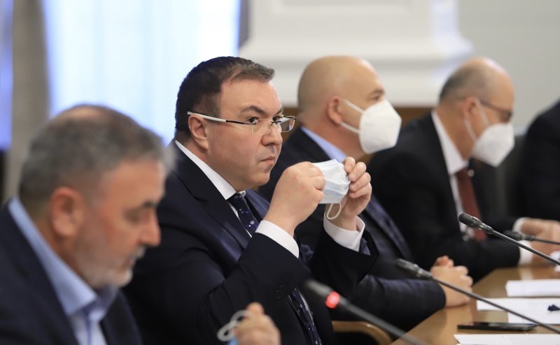 Здравният министър: България излиза от третата вълна на Covid-19