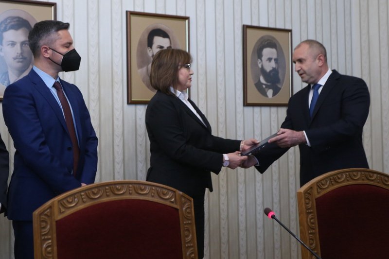 Лидерът на БСП Корнелия Нинова върна на президента Румен Радев мандата за съставяне на правителство. Снимка: БГНЕС
