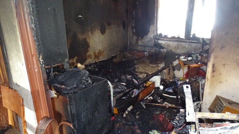 Пожар от късо съединение в телевизор унищожи жилище и прати жена в болница