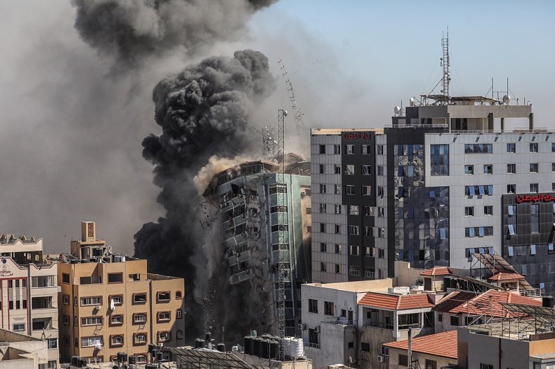Израел унищожи сграда с офиси на АП и "Ал Джазира" в Газа