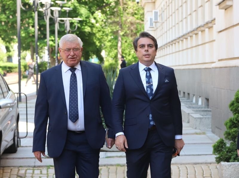 Кирил Ананиев и Асен Василев на влизане в Министерството на финансите. Снимка: БГНЕС