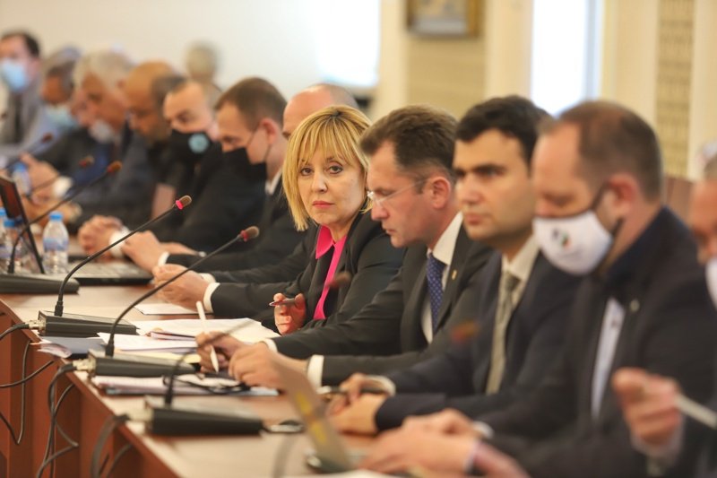 Манолова: Депутатите от ГЕРБ показаха колко ги е страх от истината