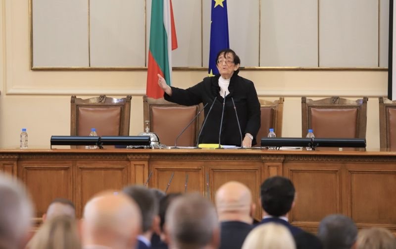 Мика Зайкова: Парламентът не е "цирк", защото в цирка хората се трудят