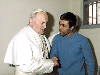 Папа Йоан-Павел Втори и Мехмет Али Агджа по време  на посещението на папата в затвора през 1983 г.