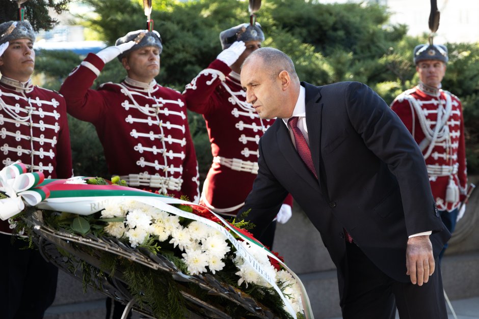 Президентът Румен Радев полага цветя на Паметника на незнайния воин