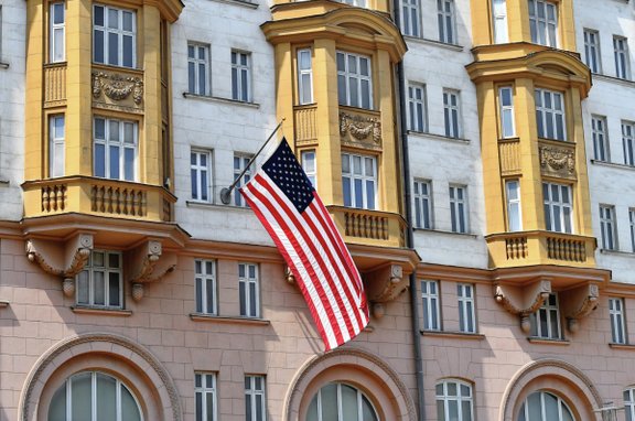 Посолството на САЩ в Москва преустановява консулските си услуги