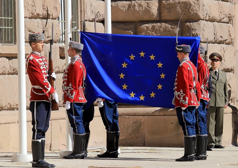 Пред президентството бе издигнат европейският флаг, сн. БГНЕС