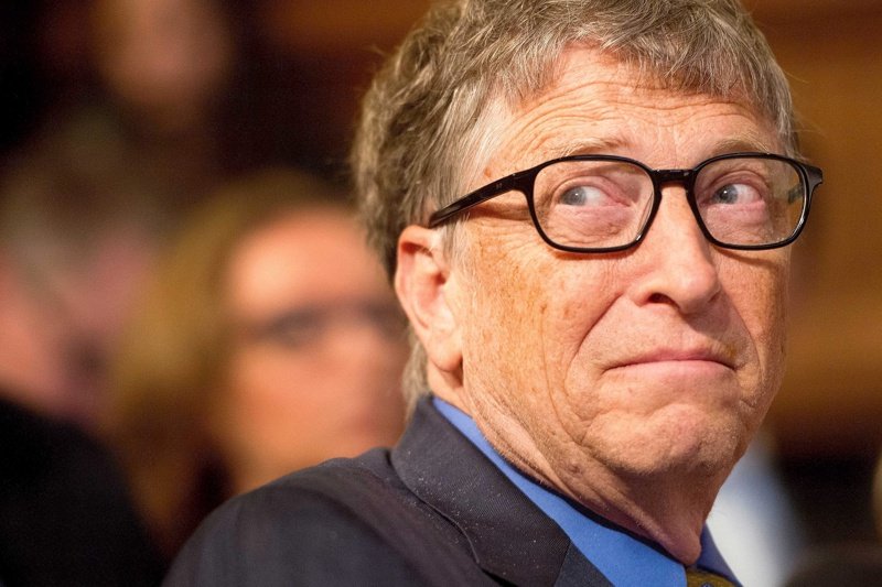 Бил Гейтс е напуснал Microsoft заради "неуместна връзка" със служителка
