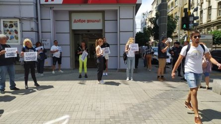 Протестът на атакистите пред офиса на А1 в близост до партийната централа на пл. "Славейков", сн. Mediapool
