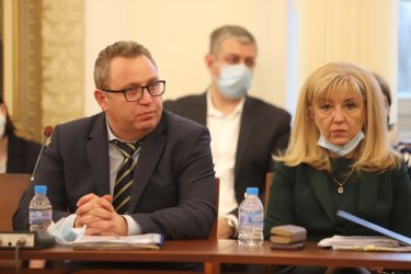 Шефът на "Автомагистрали" Стоян Беличев и бившият регионален министър Петя Аврамова на изслушването в парламента. Снимка: БГНЕС