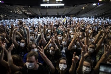 Хиляди присъстваха на експериментален концерт в Париж