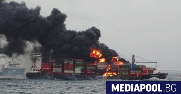 Пожар на контейнеровоз, превозващ химикали, бушува вече шести ден край