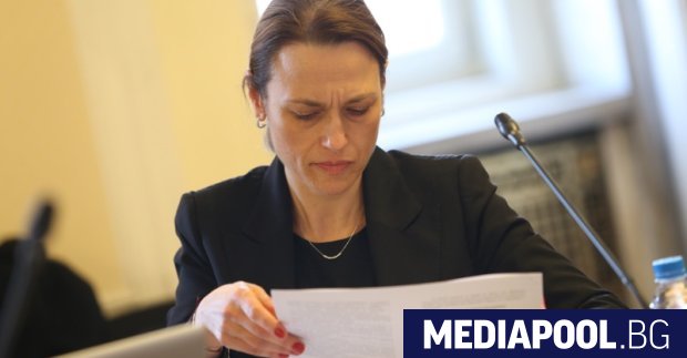 Ива Митева, председателката на 45-ото Народно събрание, което работи по-малко