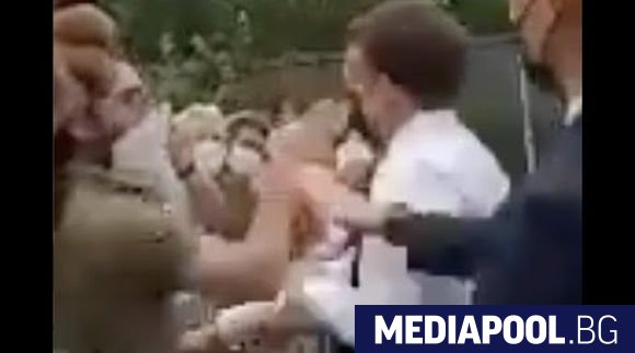 Френският президент Еманюел Макрон който получи шамар през лицето по