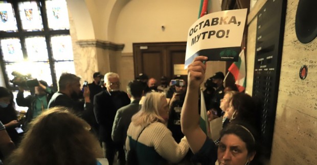Протестиращи граждани влязоха в сградата на Съдебната палата и поискаха