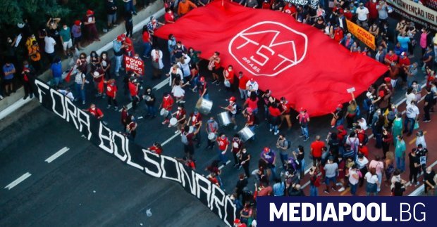 Протести срещу стратегията на президента на Бразилия Жаир Болсонаро за