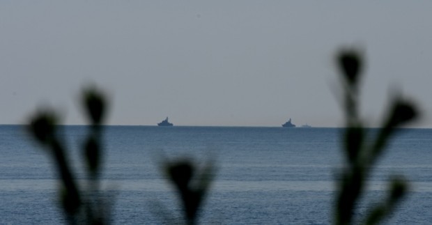 Втори ден продължава издирването на военния пилот в Черно море