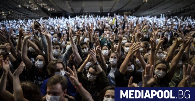 Хиляди хора с маски дали предварително тестове за коронавируса се