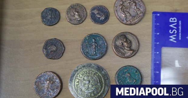 Прокуратурата е публиувала снимки на сувенирни монети без никаква стойност,